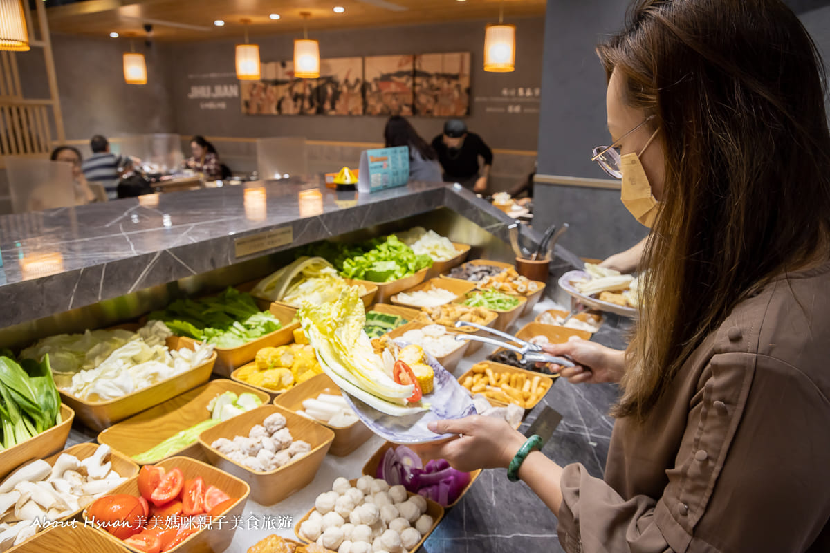 台北松山區午餐晚餐宵夜吃火鍋築間幸福鍋物台北復興南路店肉質超優50+菜盤、日本樂天冰淇淋，莫凡彼咖啡吃到飽@