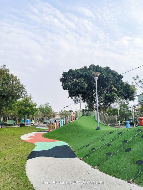 桃園平鎮親子景點 平鎮雙連坡碉堡公園 有戰車、碉堡、崗哨還有共融設施磨石子溜滑梯、迷彩PU跑道 @About Hsuan美美媽咪親子美食旅遊