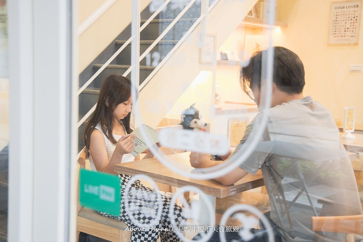 三峽-北大特區寵物友善親子餐廳】超萌店狗Doha人寵甜點咖啡廳手作甜點靜謐空間歡迎帶寵物一起來玩@About Hsuan美美媽咪親子美食旅遊