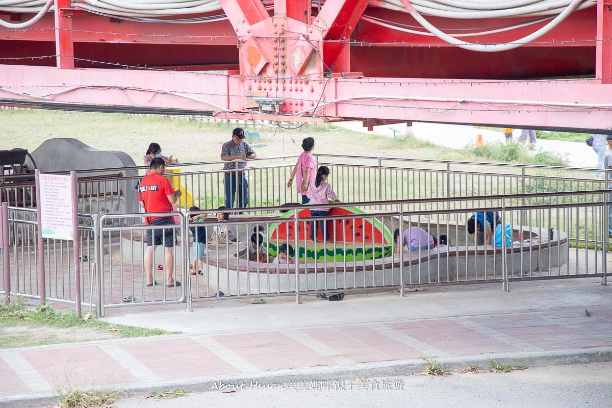 西螺大橋 西螺免費景點 順遊西螺大橋廣場與西螺大橋蝴蝶公園 橋下好拍好多遊樂設施 滑梯、沙坑吹泡泡 @About Hsuan美美媽咪親子美食旅遊