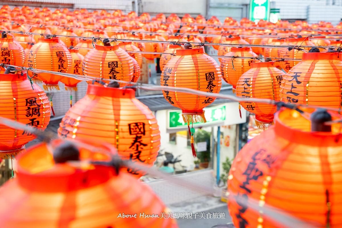 桃園聖母宮 桃園南通路上的天上聖母媽祖廟 廟前有整排壯觀的紅燈籠 當地居民信仰參拜的道教廟宇 @About Hsuan美美媽咪親子美食旅遊