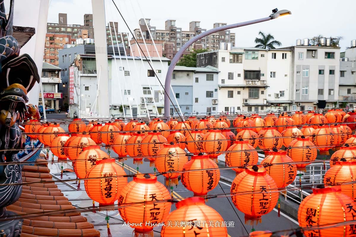 桃園聖母宮 桃園南通路上的天上聖母媽祖廟 廟前有整排壯觀的紅燈籠 當地居民信仰參拜的道教廟宇 @About Hsuan美美媽咪親子美食旅遊