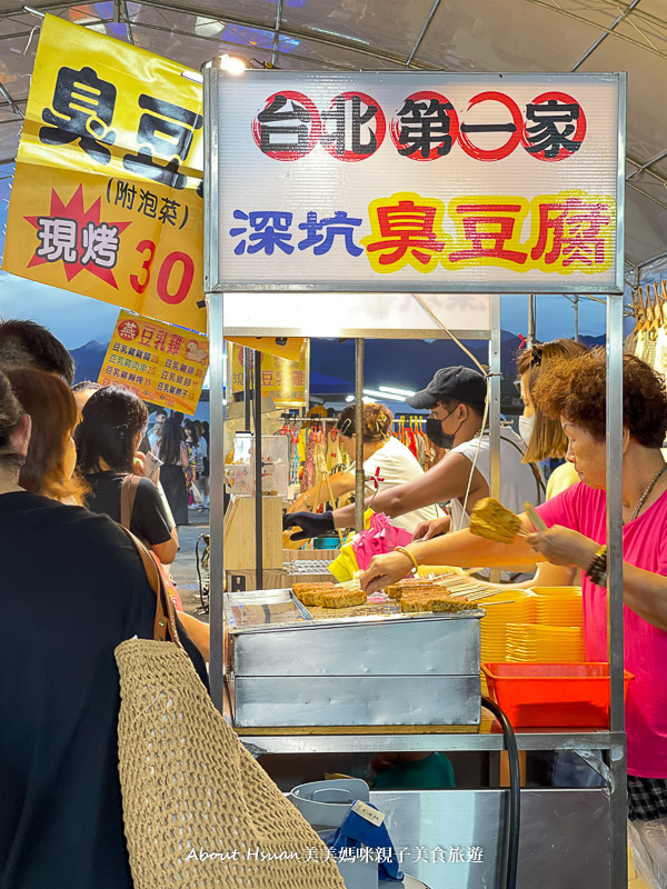 埔里景點 埔里城觀光夜市  夜市美食品項眾多 夜市牛排竟然還有Buffet自助免費吃? 格鬥機器人對戰? 就連下雨都有開的夜市 @About Hsuan美美媽咪親子美食旅遊