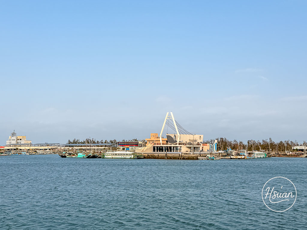 嘉義景點-東石漁人碼頭一日遊 $200烤生蚵吃到飽、彩色小鎮打卡，超推的嘉義親子免費景點！ @About Hsuan美美媽咪親子美食旅遊