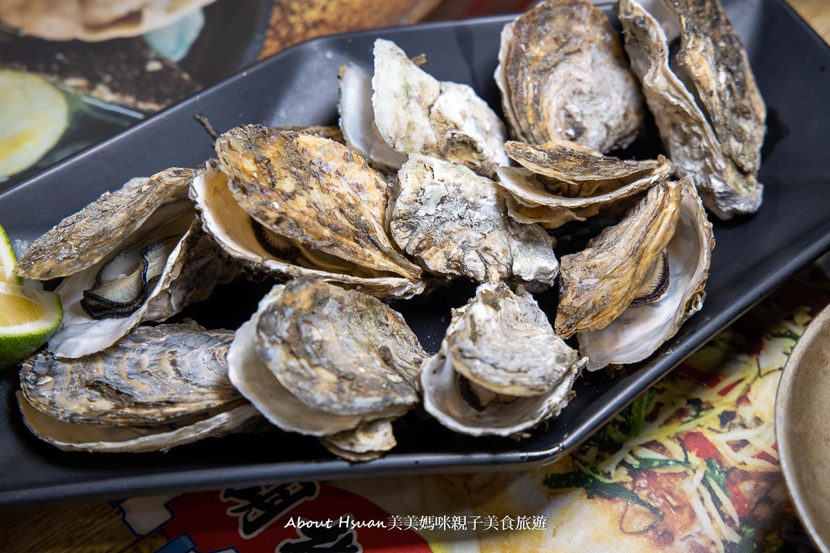 桃園夜市美食 花現烤物胡椒魚桃園中正店 怕土味的快來 這裡的魚現烤現做沒有土味 一大盤烤生蠔才賣$150 @About Hsuan美美媽咪親子美食旅遊