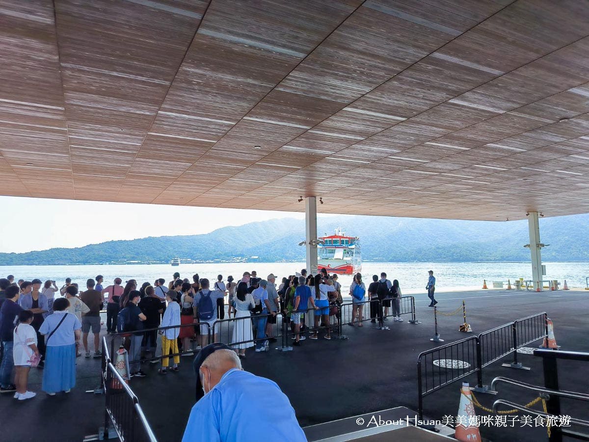 廣島自由行 廣島景點推薦 嚴島神社 擁有1400年歷史 需要搭船抵達的海上鳥居神社 必買獨家特有的鳥居造型冰淇淋 @About Hsuan美美媽咪親子美食旅遊