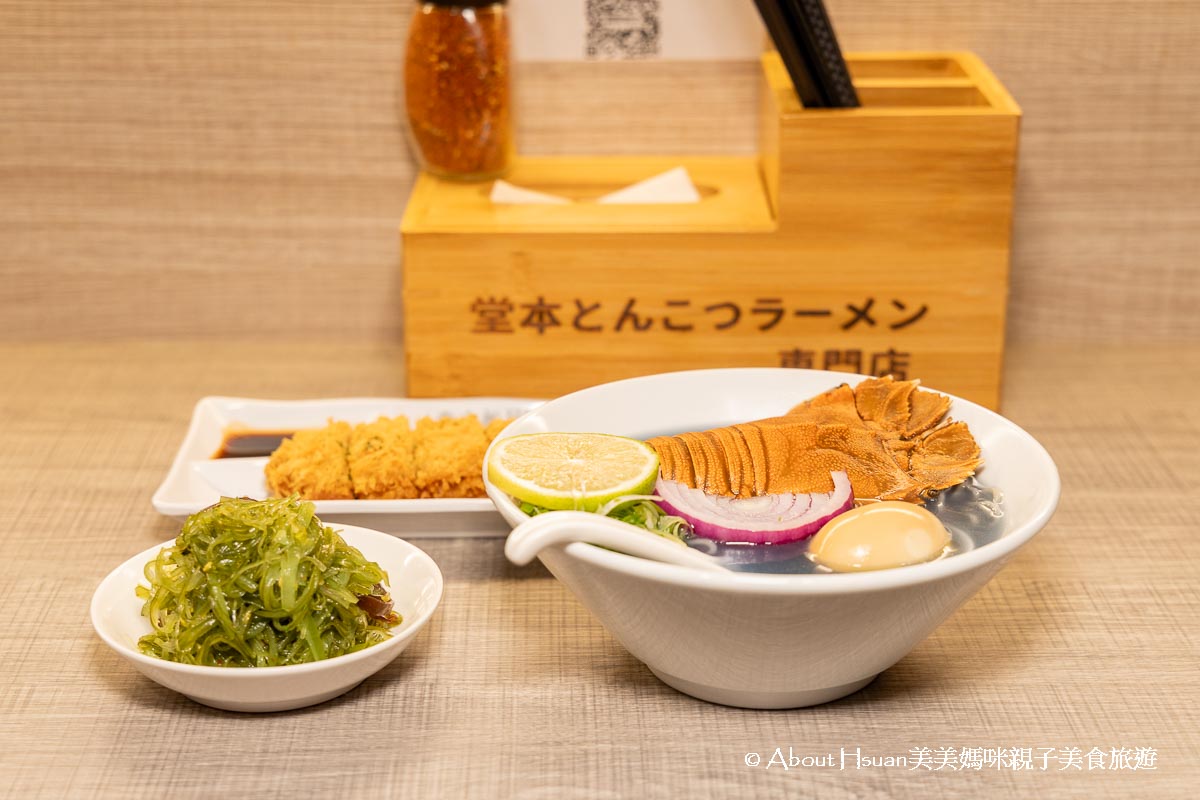 中壢美食 麵屋堂本中壢本店 全台難得一見的藍色拉麵  老母雞湯為底加上蝶豆花的結合 鮮甜香醇 加上檸檬汁瞬間變紫色拉麵 夢幻又好吃的美味 @About Hsuan美美媽咪親子美食旅遊