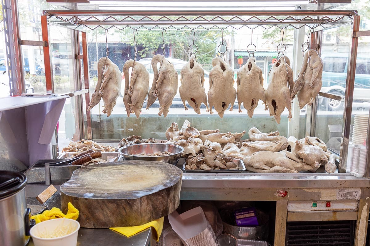 國鼎鵝肉飯平鎮店 一種鵝肉得來速的概念 也是國鼎鵝肉第一間有鴨肉與鵝肉並存的美食店 往返中壢與新屋之間的平鎮美食好選擇 @About Hsuan美美媽咪親子美食旅遊