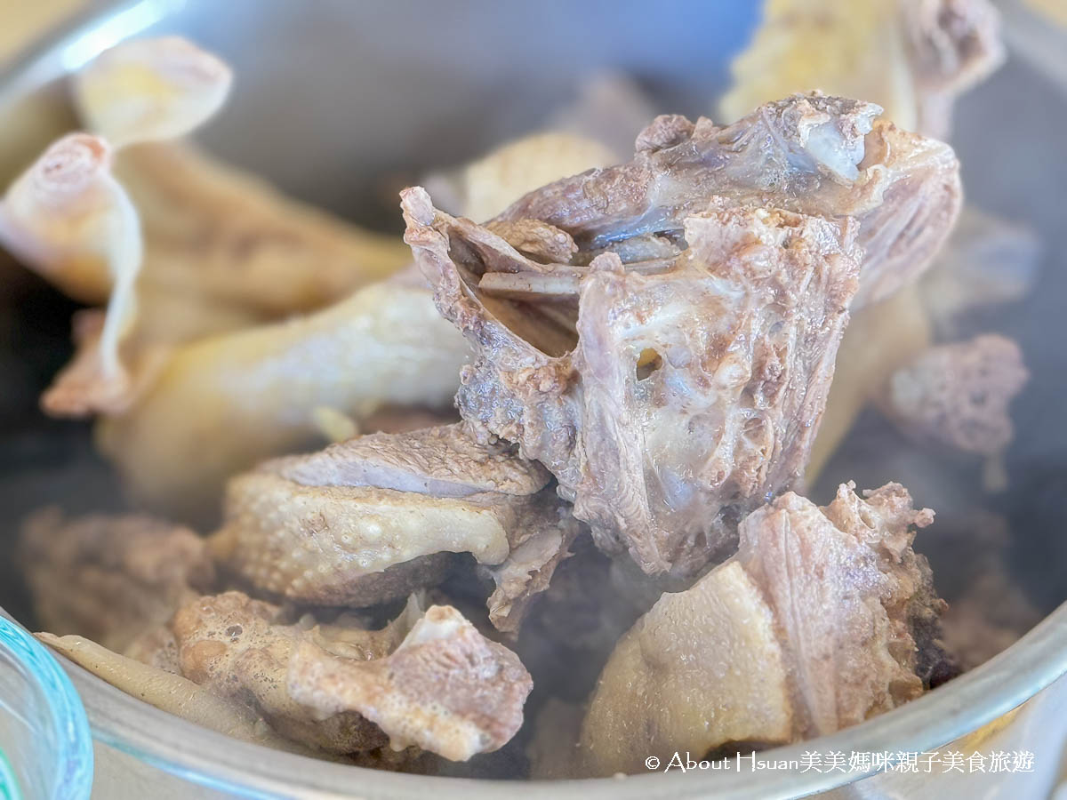 新屋美食陽柳塘薑母鴨坐落於湖畔美景旁無法預訂只能現場排隊的新屋薑母鴨@About Hsuan美美媽咪親子美食旅遊
