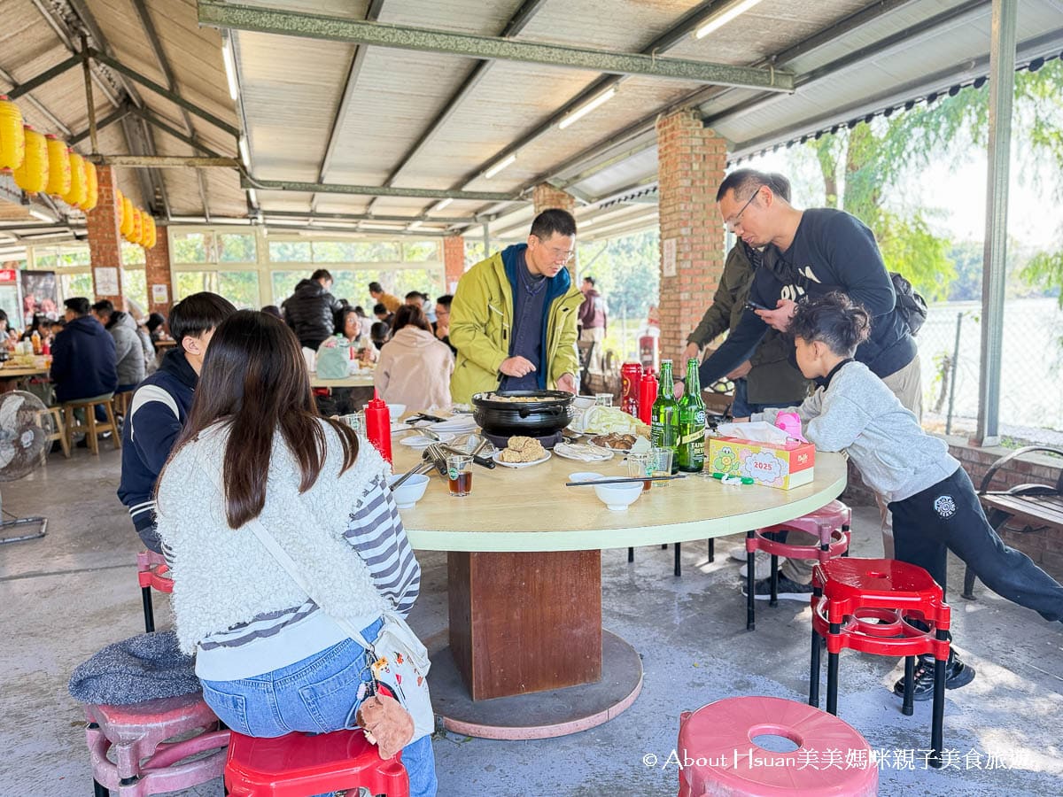 新屋美食 陽柳塘薑母鴨 坐落於湖畔美景旁 無法預訂只能現場排隊的新屋薑母鴨 @About Hsuan美美媽咪親子美食旅遊