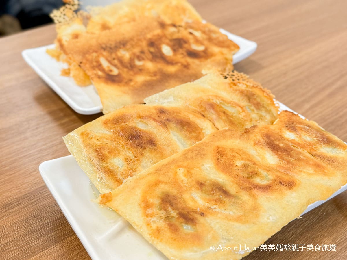 桃園青埔美食 來甲餃子 青埔人氣美食 必點煎餃與蘿蔔皮蛋湯 @About Hsuan美美媽咪親子美食旅遊