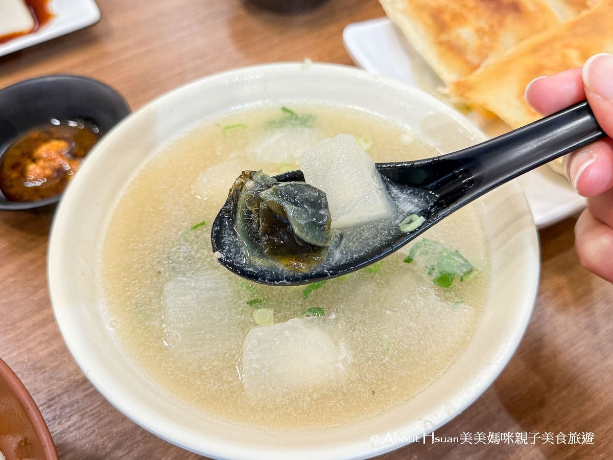 桃園青埔美食 來甲餃子 青埔人氣美食 必點煎餃與蘿蔔皮蛋湯 @About Hsuan美美媽咪親子美食旅遊