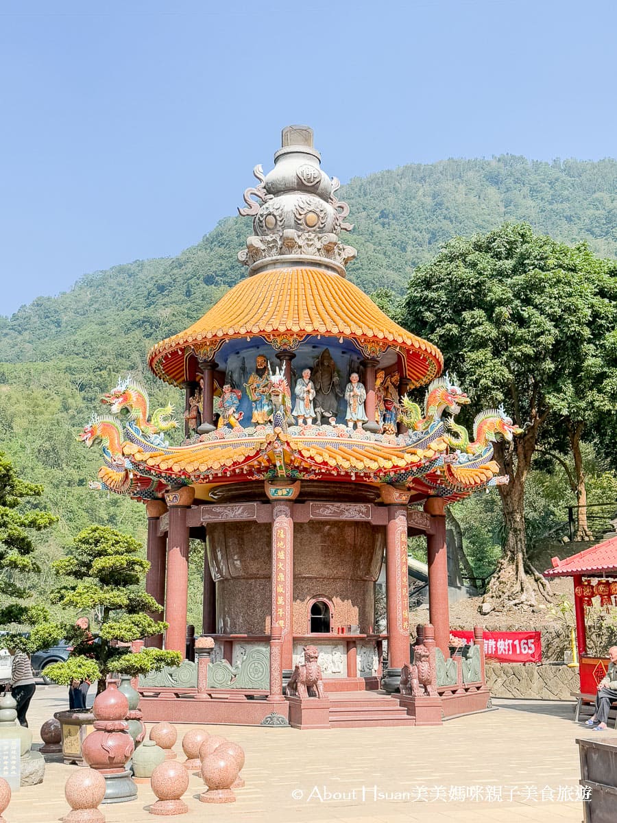 阿里山景點 觸口龍隱寺參拜濟公 阿里山國家風景區裡的知名廟宇 就連電視劇取景都來這裡拍攝500集 @About Hsuan美美媽咪親子美食旅遊