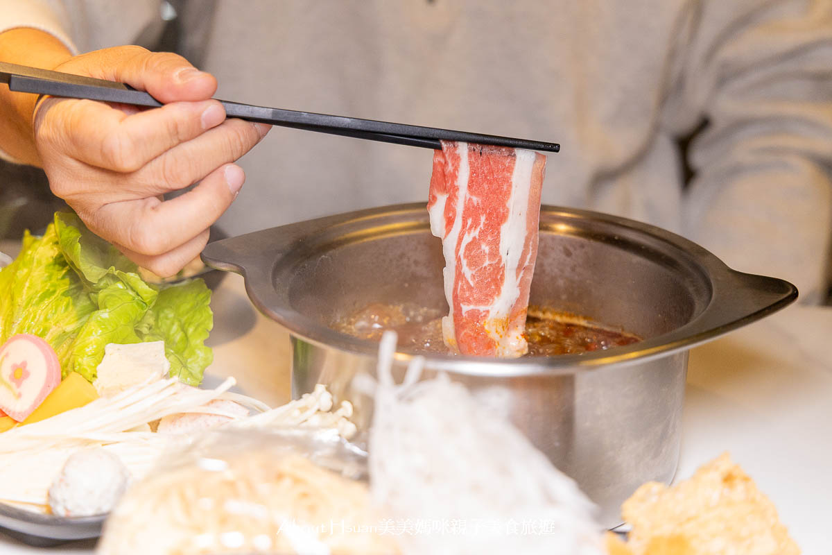 楊梅車站美食 砸鍋-火鍋專賣店 低消$399自由點 海鮮肉類天使紅蝦石狗公魚翼板牛都有 還有各式蔬菜火鍋料麵類吃到飽 @About Hsuan美美媽咪親子美食旅遊