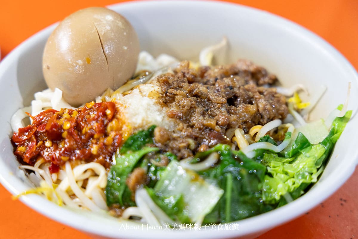 花蓮吉安美食 台東人麵店 古早味切仔麵的好味道 越晚人越多 吉安晚餐、吉安宵夜的好選擇 @About Hsuan美美媽咪親子美食旅遊