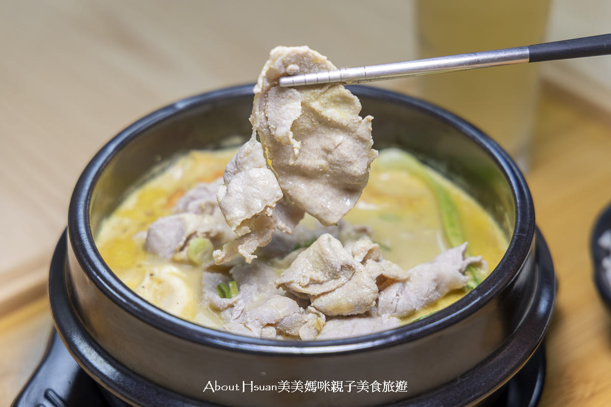 板橋美食 全新開幕的94咖哩孃 新北市政府對面的巷弄美食 200元可以吃到13種香料研發的咖哩火鍋