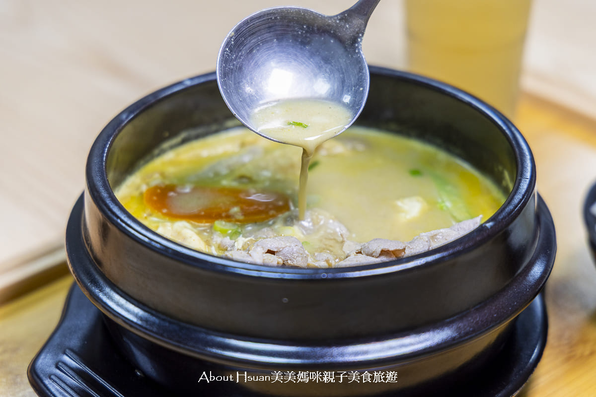 板橋美食 全新開幕的94咖哩孃 新北市政府對面的巷弄美食 200元可以吃到13種香料研發的咖哩火鍋