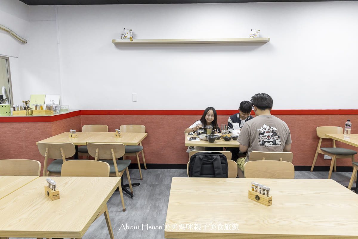 板橋美食 全新開幕的94咖哩孃 新北市政府對面的巷弄美食 200元可以吃到13種香料研發的咖哩火鍋