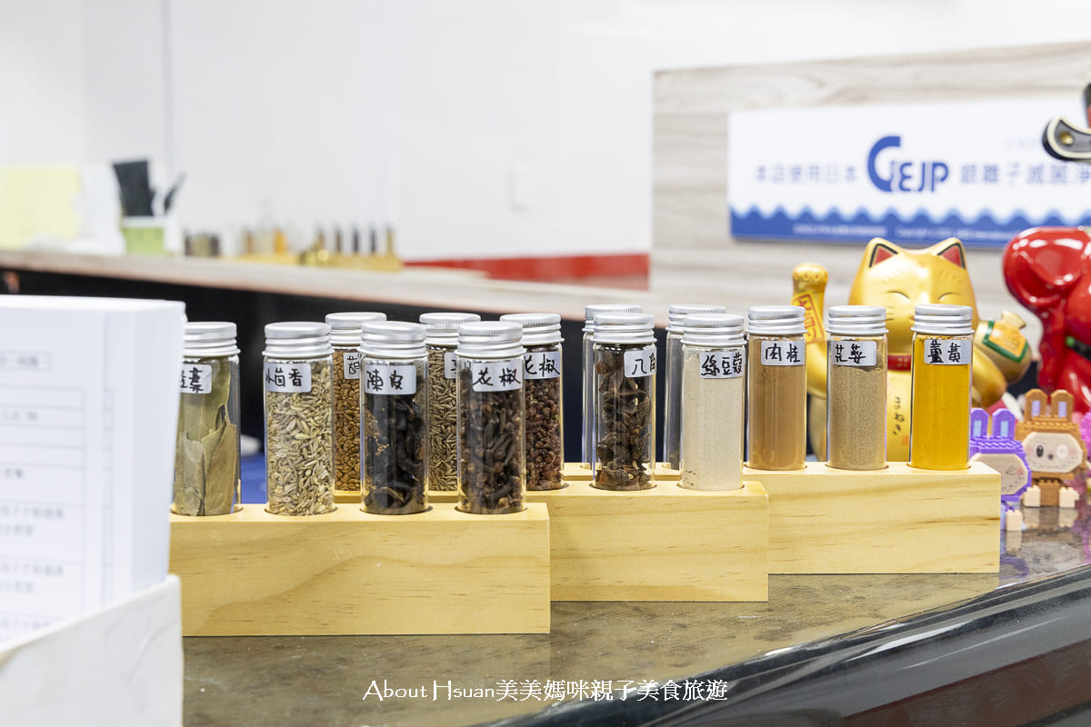 板橋美食 全新開幕的94咖哩孃 新北市政府對面的巷弄美食 200元可以吃到13種香料研發的咖哩火鍋