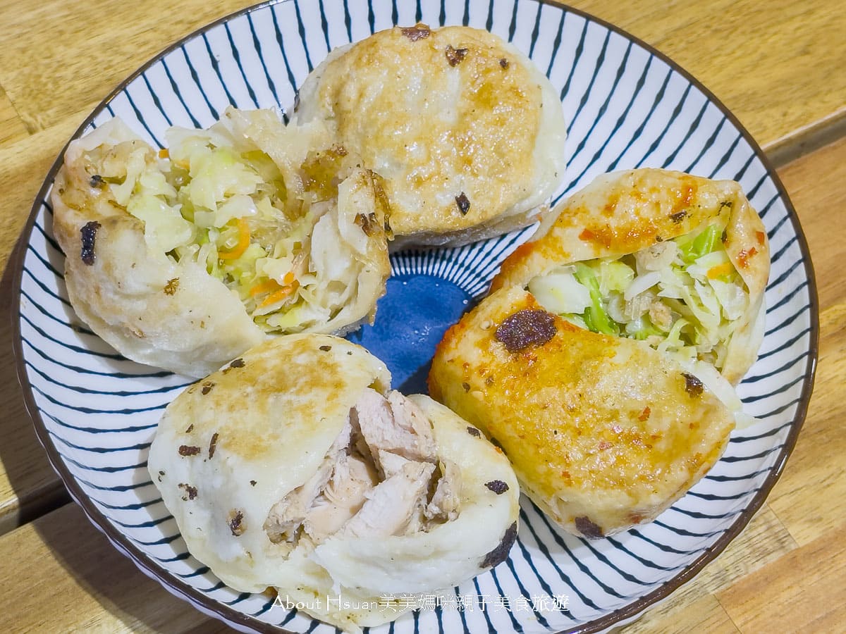 中壢過嶺水煎包 一次分享過嶺兩家最有名的過嶺早餐水煎包美食 水煎包竟然有雞肉口味滿滿蛋白質 其中一家想吃可得看運氣! @About Hsuan美美媽咪親子美食旅遊