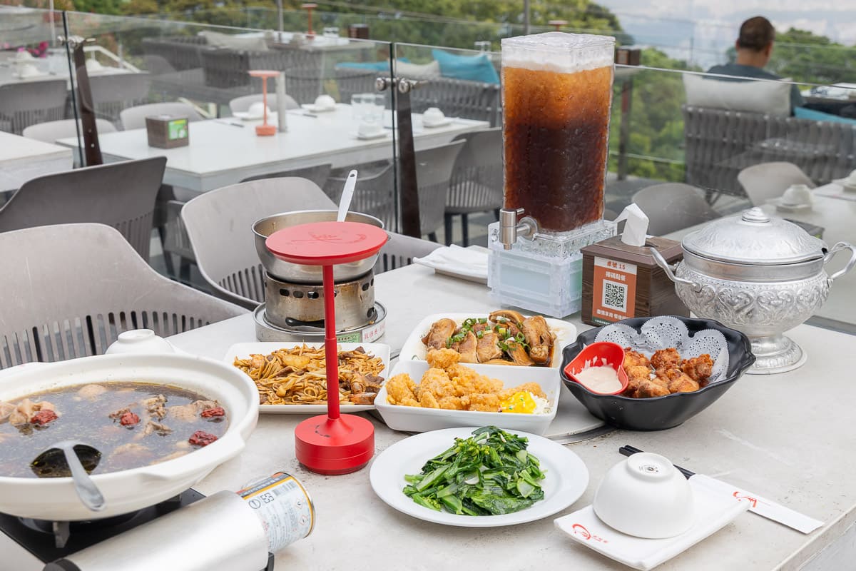 陽明山景觀餐廳 八卦夜未眠 絕美山中包廂 露天座位  中式料理、BBQ、活體海鮮料理聚餐 60個停車位提供 北市遠離塵囂聚餐的好選擇 @About Hsuan美美媽咪親子美食旅遊