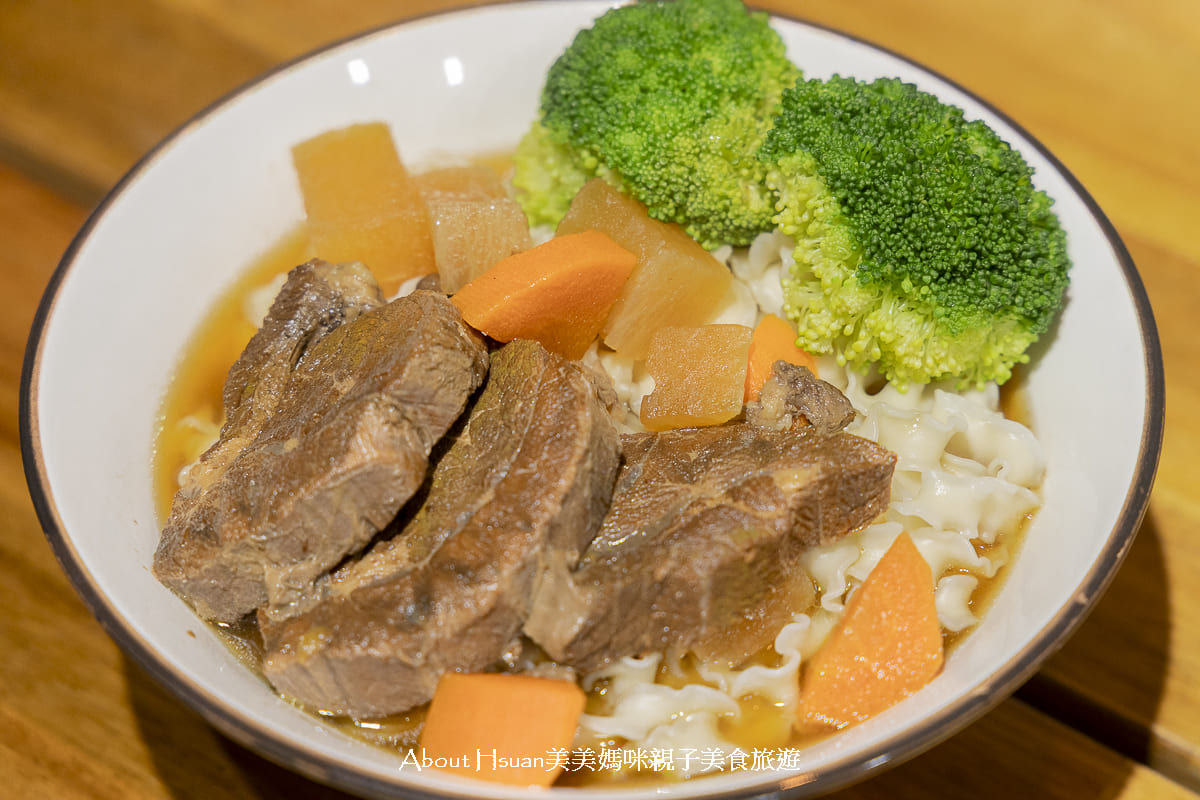 無添加牛肉麵 挑嘴老爸馥桂紅燒牛肉麵 無添加卻好美味! 食材用料的高品質 吃過就知道 @About Hsuan美美媽咪親子美食旅遊