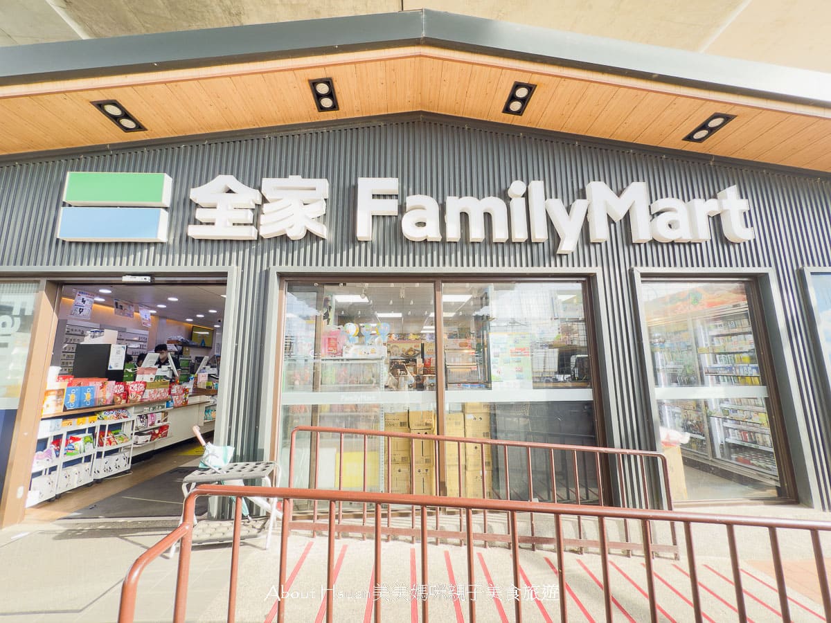 新豐休息站 不是只有國道才有休息站 台61線西濱快速公路也有休息站 還有美食區、便利商店，乾淨的貨櫃屋洗手間 @About Hsuan美美媽咪親子美食旅遊
