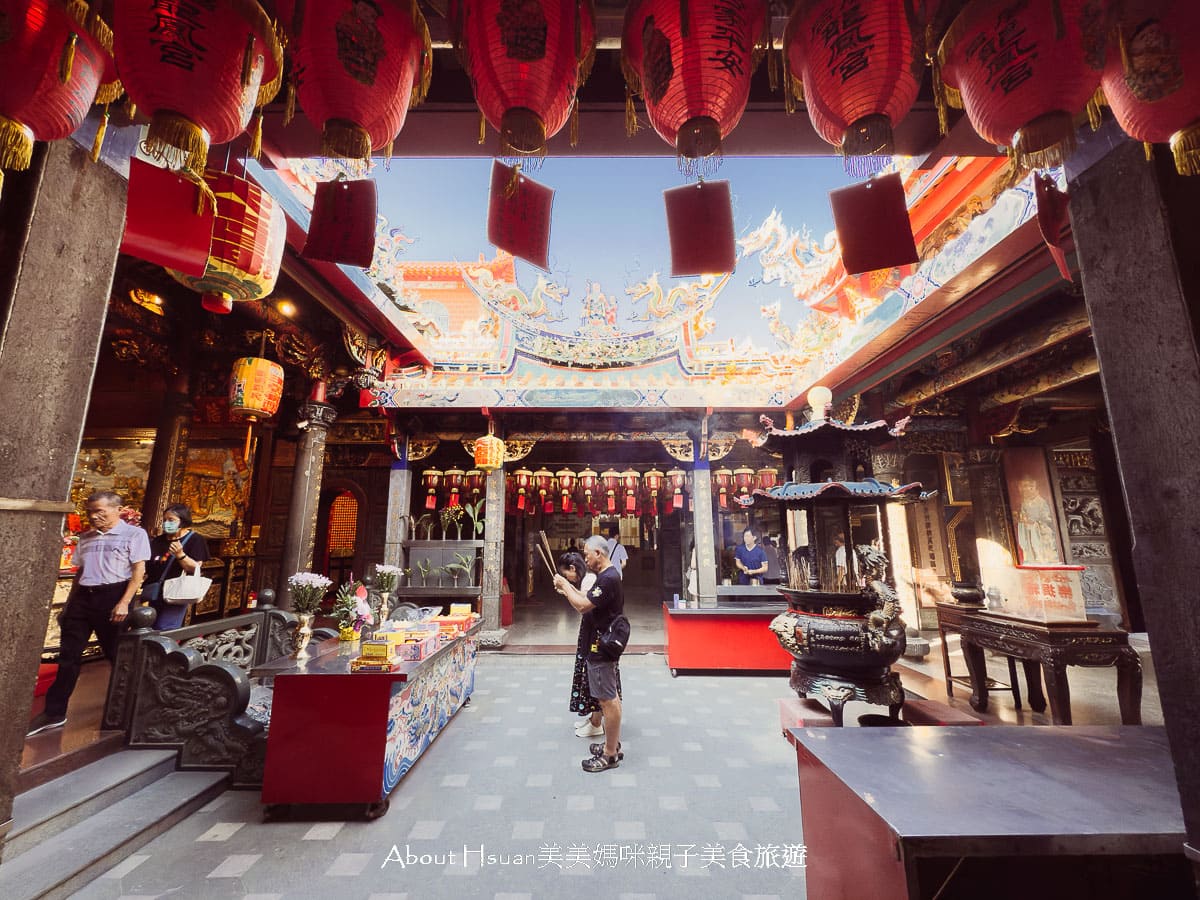 台61線景點 竹南后厝龍鳳宮  世界最大的坐身媽祖神像 廟宇內餵魚看烏龜 以及絕美中式庭園長廊造景 @About Hsuan美美媽咪親子美食旅遊