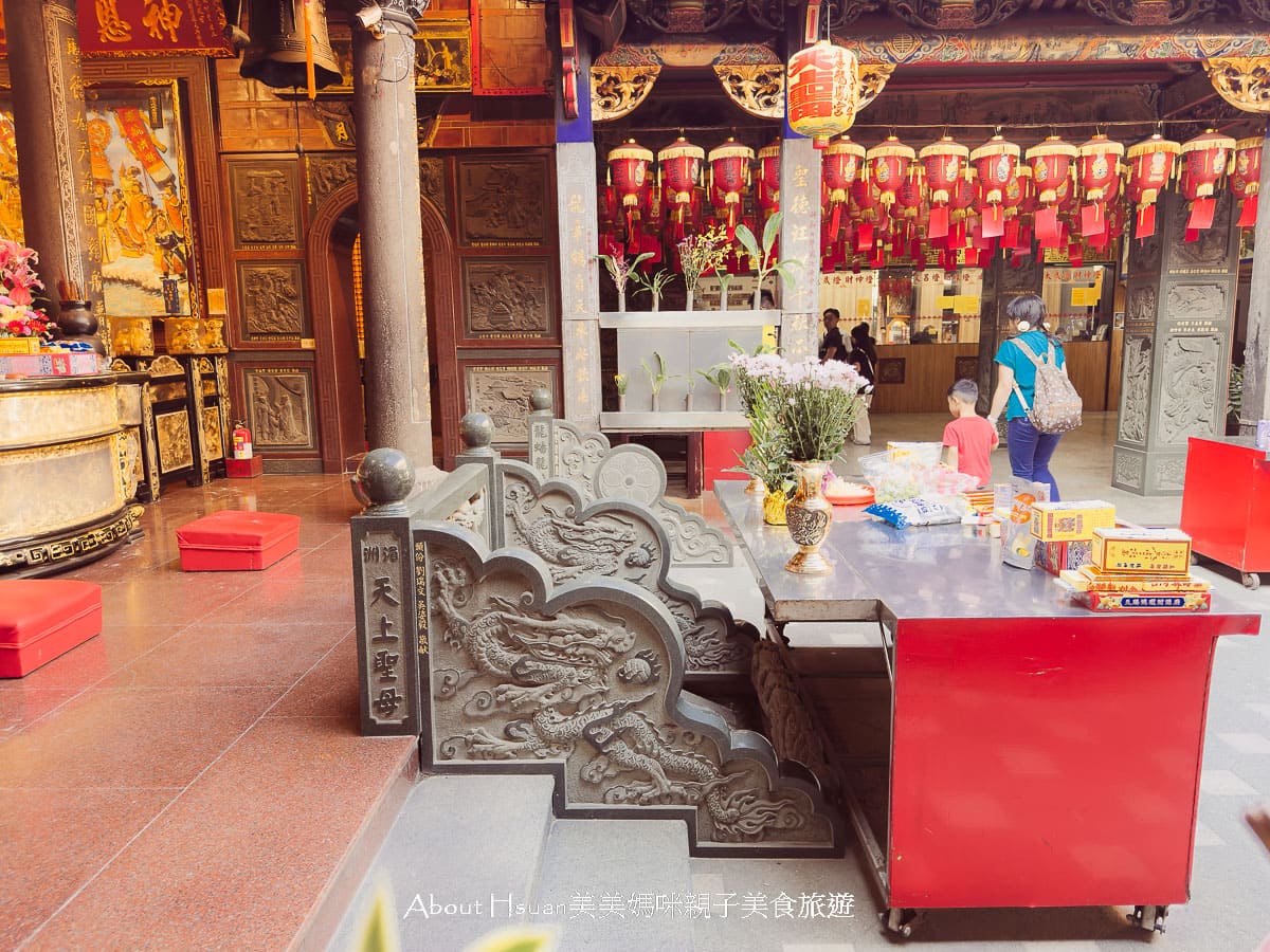 台61線景點 竹南后厝龍鳳宮  世界最大的坐身媽祖神像 廟宇內餵魚看烏龜 以及絕美中式庭園長廊造景 @About Hsuan美美媽咪親子美食旅遊