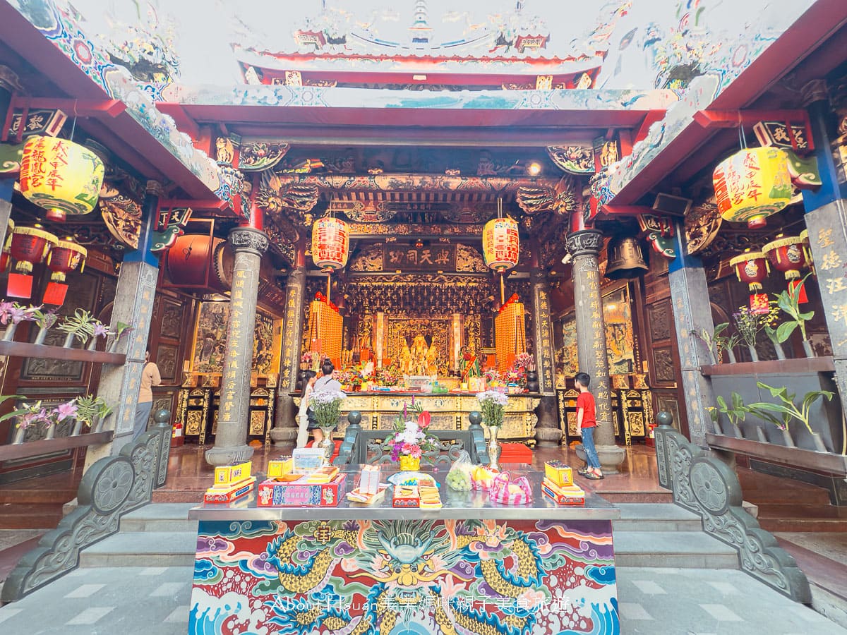台61線景點 竹南后厝龍鳳宮  世界最大的坐身媽祖神像 廟宇內餵魚看烏龜 以及絕美中式庭園長廊造景 @About Hsuan美美媽咪親子美食旅遊
