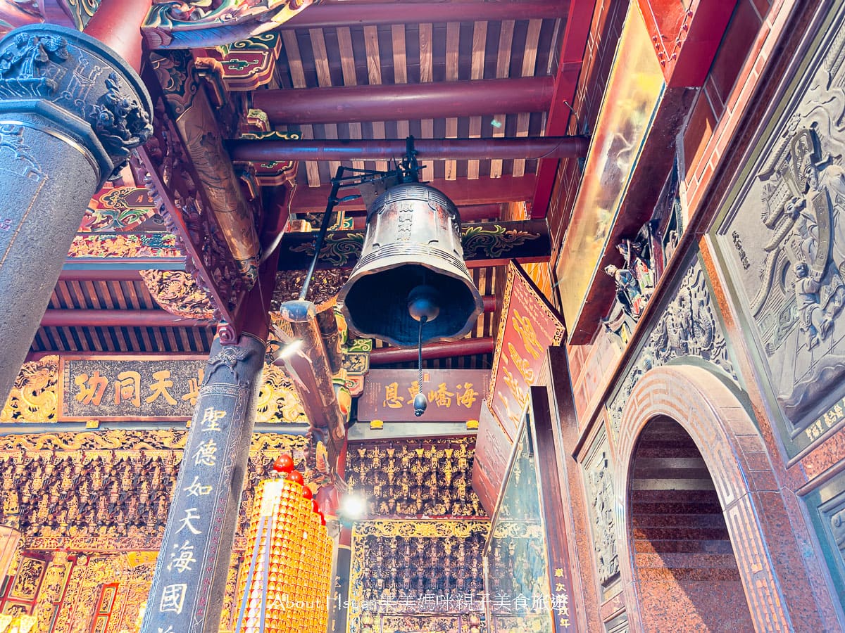 台61線景點 竹南后厝龍鳳宮  世界最大的坐身媽祖神像 廟宇內餵魚看烏龜 以及絕美中式庭園長廊造景 @About Hsuan美美媽咪親子美食旅遊