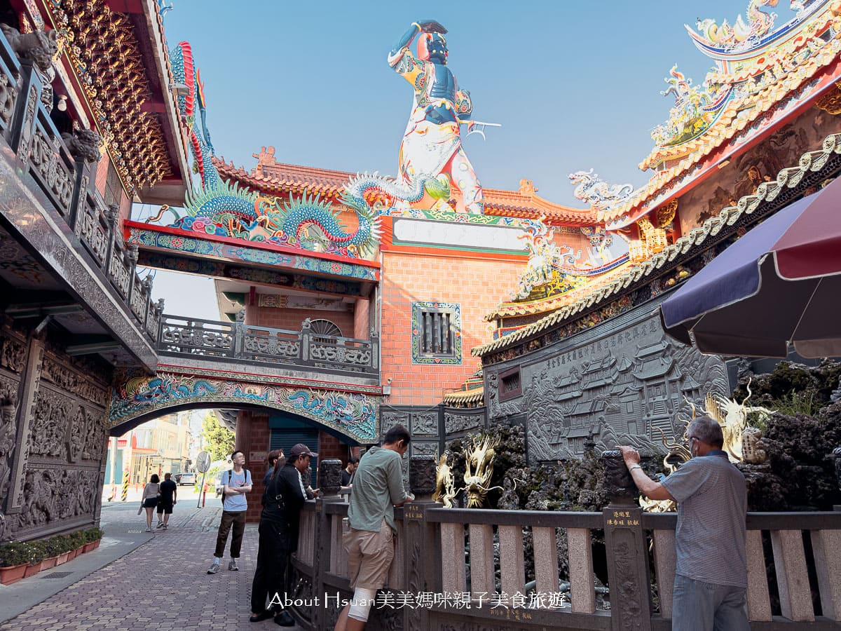 台61線景點 竹南后厝龍鳳宮  世界最大的坐身媽祖神像 廟宇內餵魚看烏龜 以及絕美中式庭園長廊造景 @About Hsuan美美媽咪親子美食旅遊