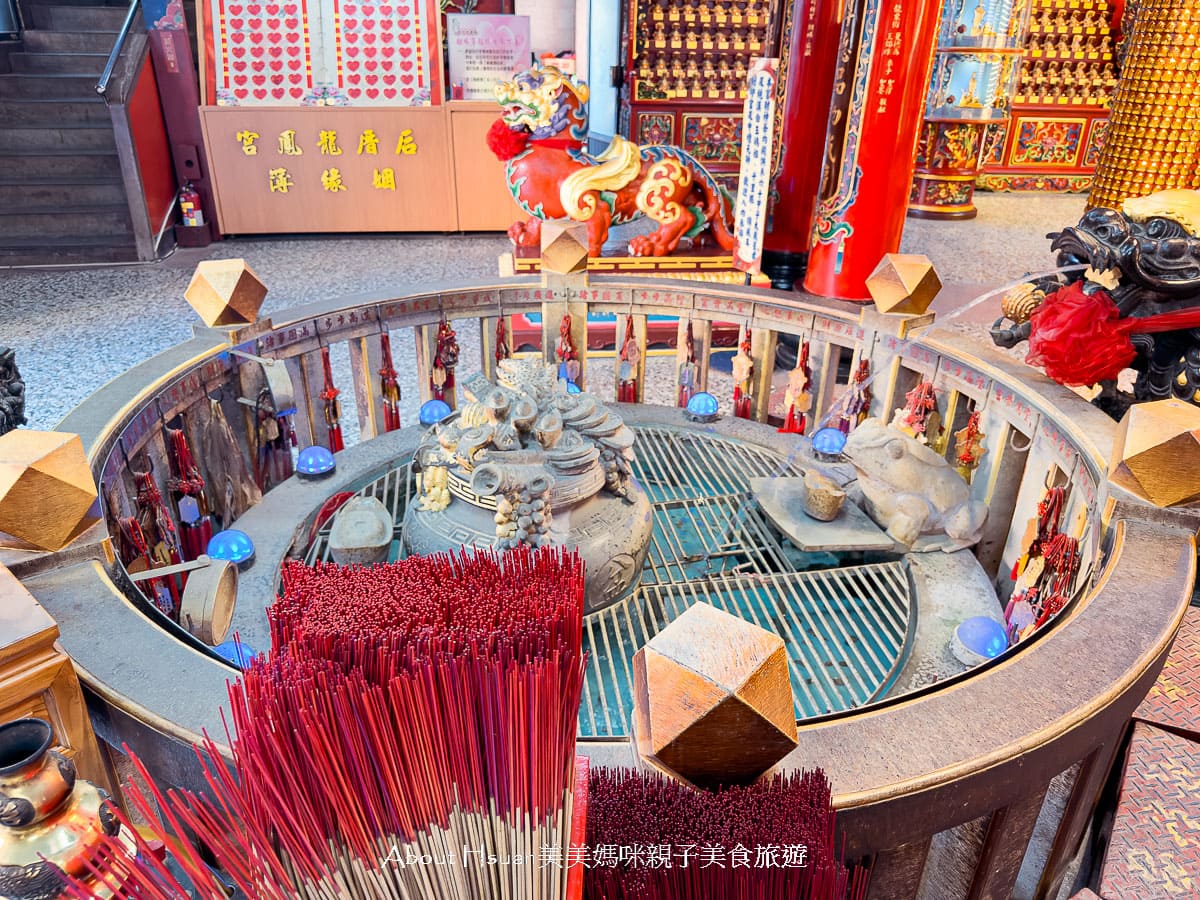 台61線景點 竹南后厝龍鳳宮  世界最大的坐身媽祖神像 廟宇內餵魚看烏龜 以及絕美中式庭園長廊造景 @About Hsuan美美媽咪親子美食旅遊