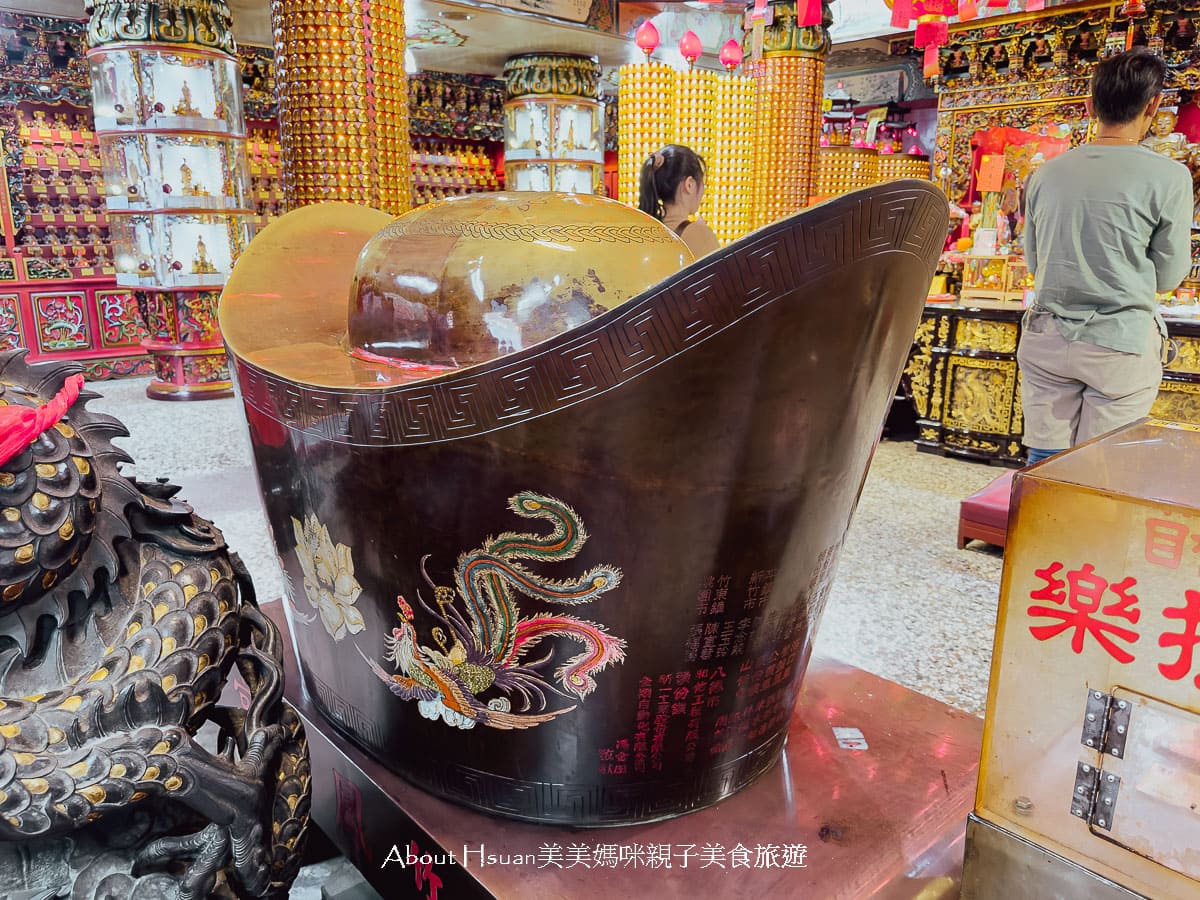 台61線景點 竹南后厝龍鳳宮  世界最大的坐身媽祖神像 廟宇內餵魚看烏龜 以及絕美中式庭園長廊造景 @About Hsuan美美媽咪親子美食旅遊