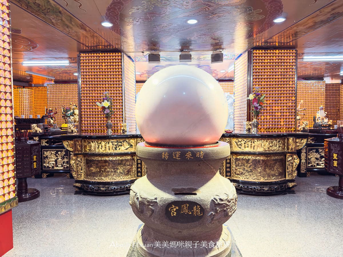 台61線景點 竹南后厝龍鳳宮  世界最大的坐身媽祖神像 廟宇內餵魚看烏龜 以及絕美中式庭園長廊造景 @About Hsuan美美媽咪親子美食旅遊