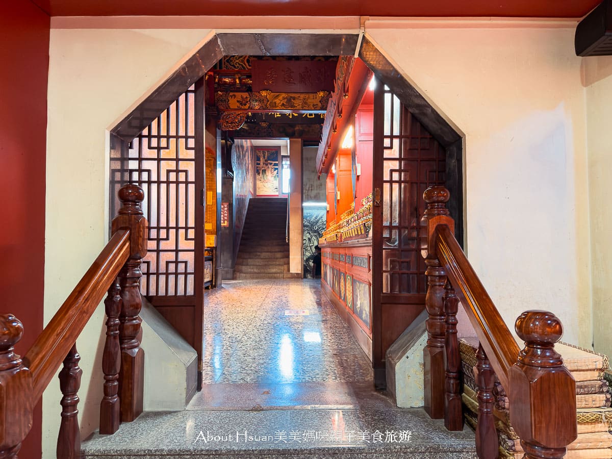 台61線景點 竹南后厝龍鳳宮  世界最大的坐身媽祖神像 廟宇內餵魚看烏龜 以及絕美中式庭園長廊造景 @About Hsuan美美媽咪親子美食旅遊