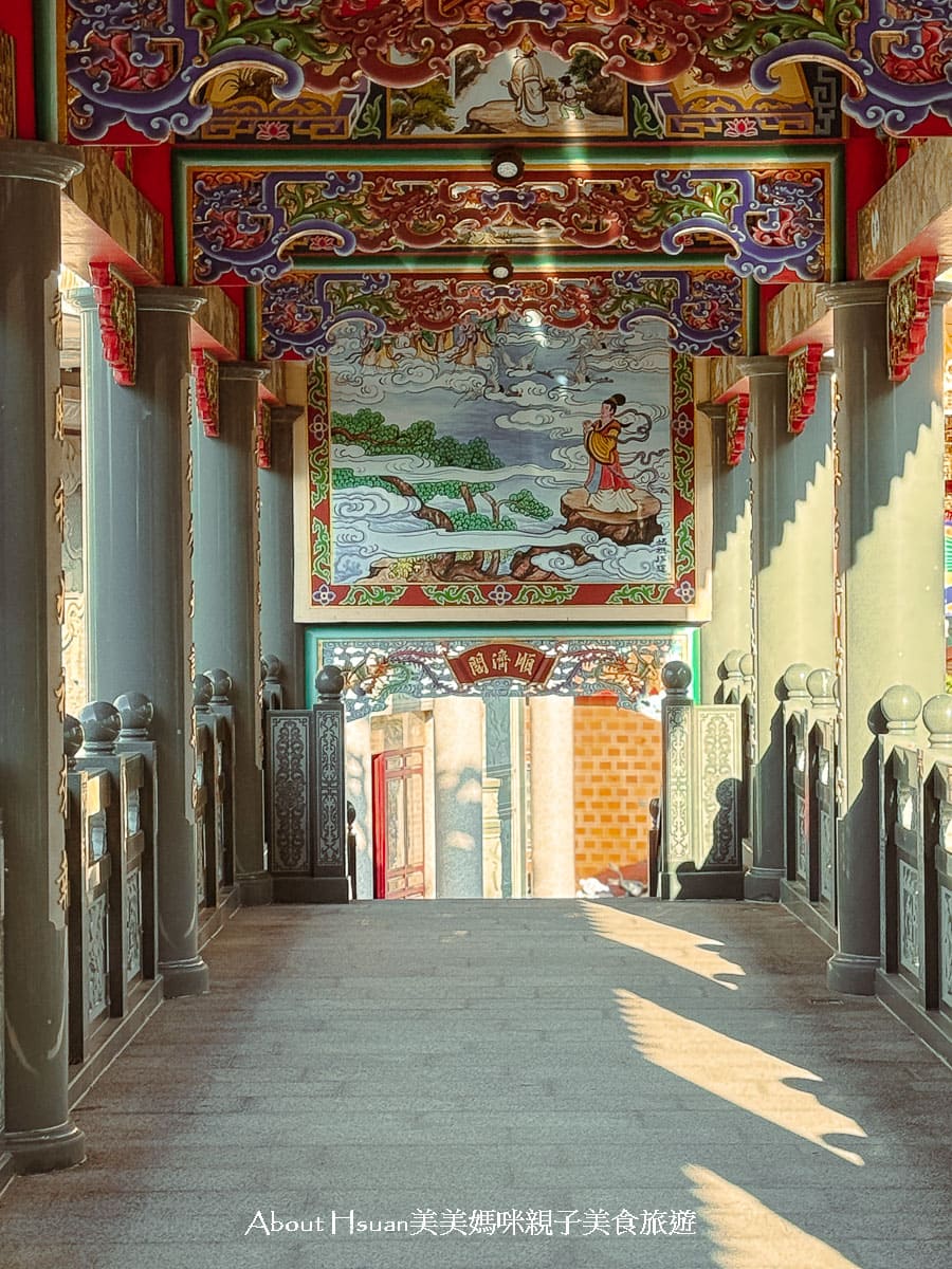 台61線景點 竹南后厝龍鳳宮  世界最大的坐身媽祖神像 廟宇內餵魚看烏龜 以及絕美中式庭園長廊造景 @About Hsuan美美媽咪親子美食旅遊