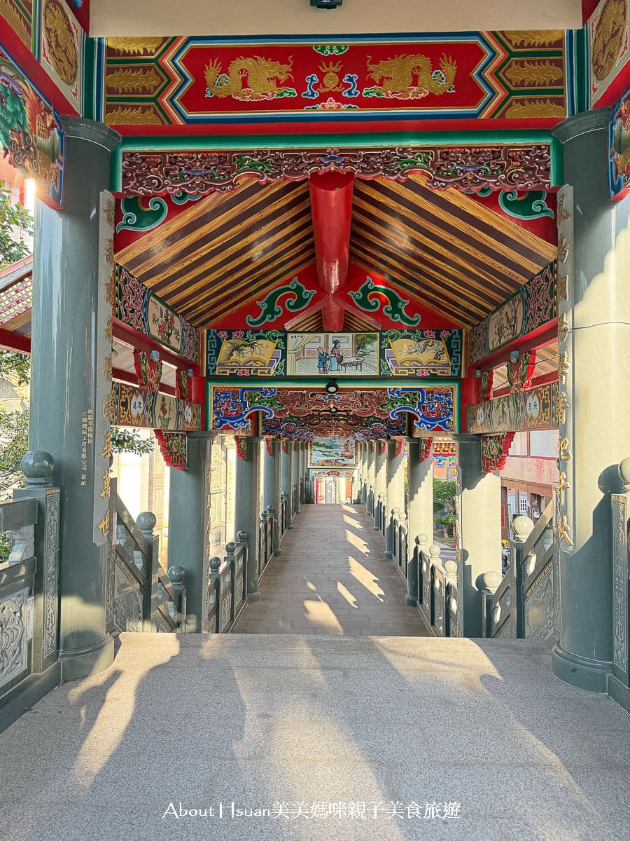 台61線景點 竹南后厝龍鳳宮  世界最大的坐身媽祖神像 廟宇內餵魚看烏龜 以及絕美中式庭園長廊造景 @About Hsuan美美媽咪親子美食旅遊