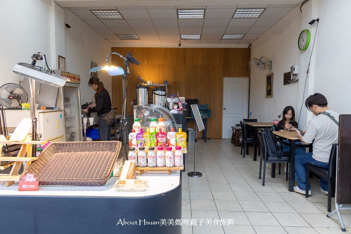 中壢沒有招牌的早餐店 餓了可頌蛋漢堡 可頌餐包老闆自己手做 研磨咖啡豆老闆自己烘 早餐還能吃到奶油鬆餅包子蒸蛋小籠包 @About Hsuan美美媽咪親子美食旅遊
