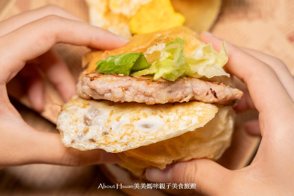 中壢沒有招牌的早餐店 餓了可頌蛋漢堡 可頌餐包老闆自己手做 研磨咖啡豆老闆自己烘 早餐還能吃到奶油鬆餅包子蒸蛋小籠包 @About Hsuan美美媽咪親子美食旅遊