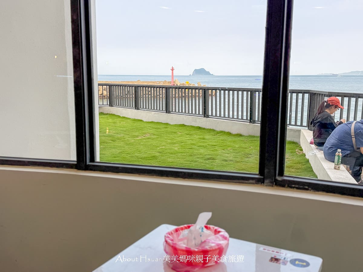 龜吼漁夫市集 買漁獲看海景吃美食一次滿足 高挑韓系質感熱炒座位區 浪漫吃海膽萬里蟹 @About Hsuan美美媽咪親子美食旅遊
