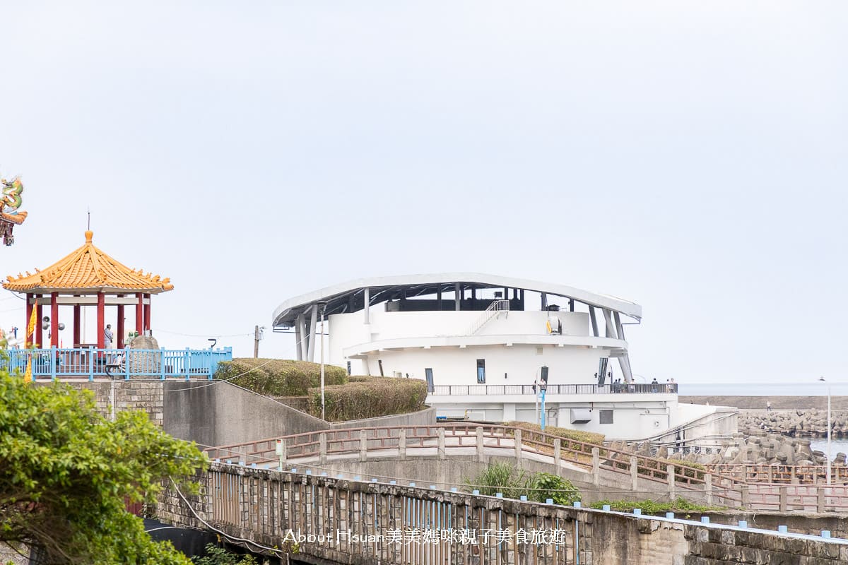 龜吼漁夫市集 買漁獲看海景吃美食一次滿足 高挑韓系質感熱炒座位區 浪漫吃海膽萬里蟹 @About Hsuan美美媽咪親子美食旅遊