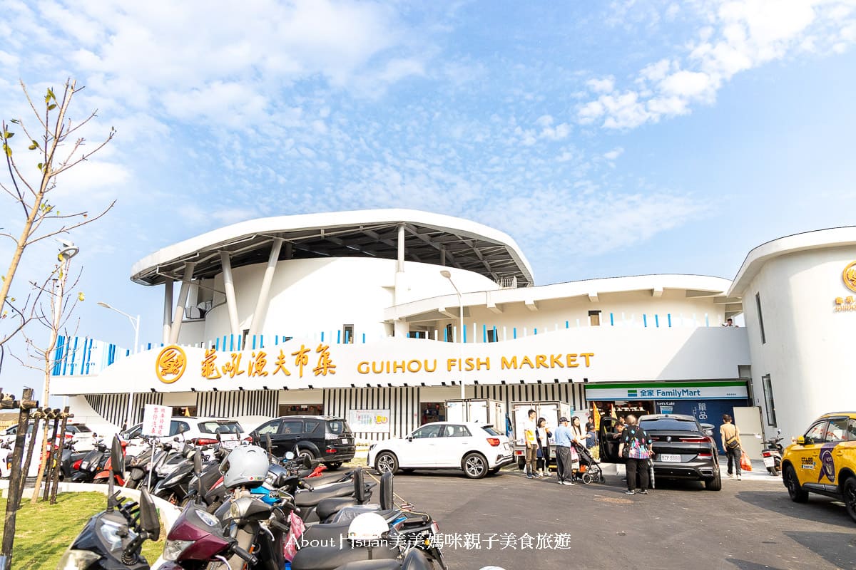 龜吼漁夫市集 買漁獲看海景吃美食一次滿足 高挑韓系質感熱炒座位區 浪漫吃海膽萬里蟹 @About Hsuan美美媽咪親子美食旅遊