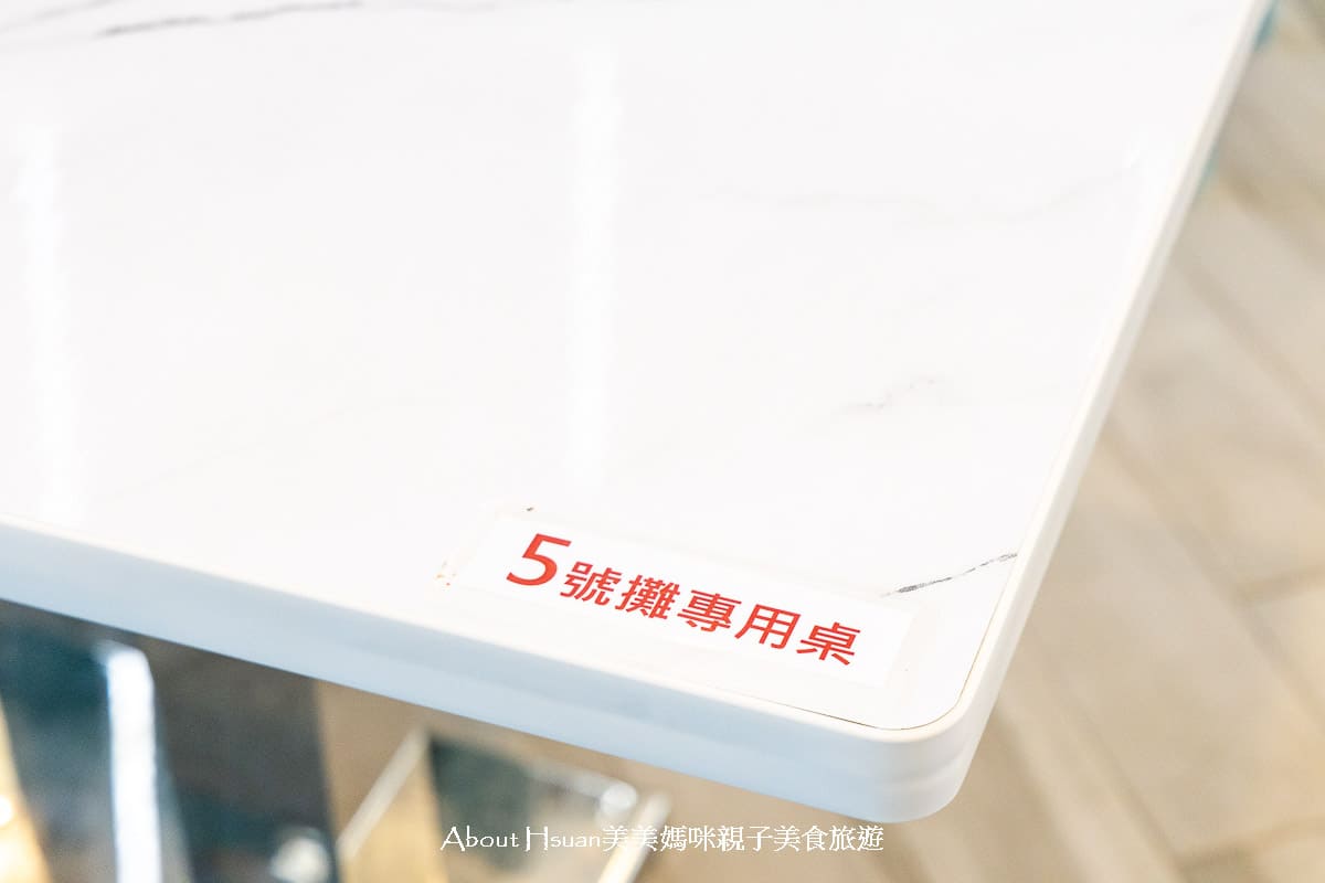 龜吼漁夫市集 買漁獲看海景吃美食一次滿足 高挑韓系質感熱炒座位區 浪漫吃海膽萬里蟹 @About Hsuan美美媽咪親子美食旅遊