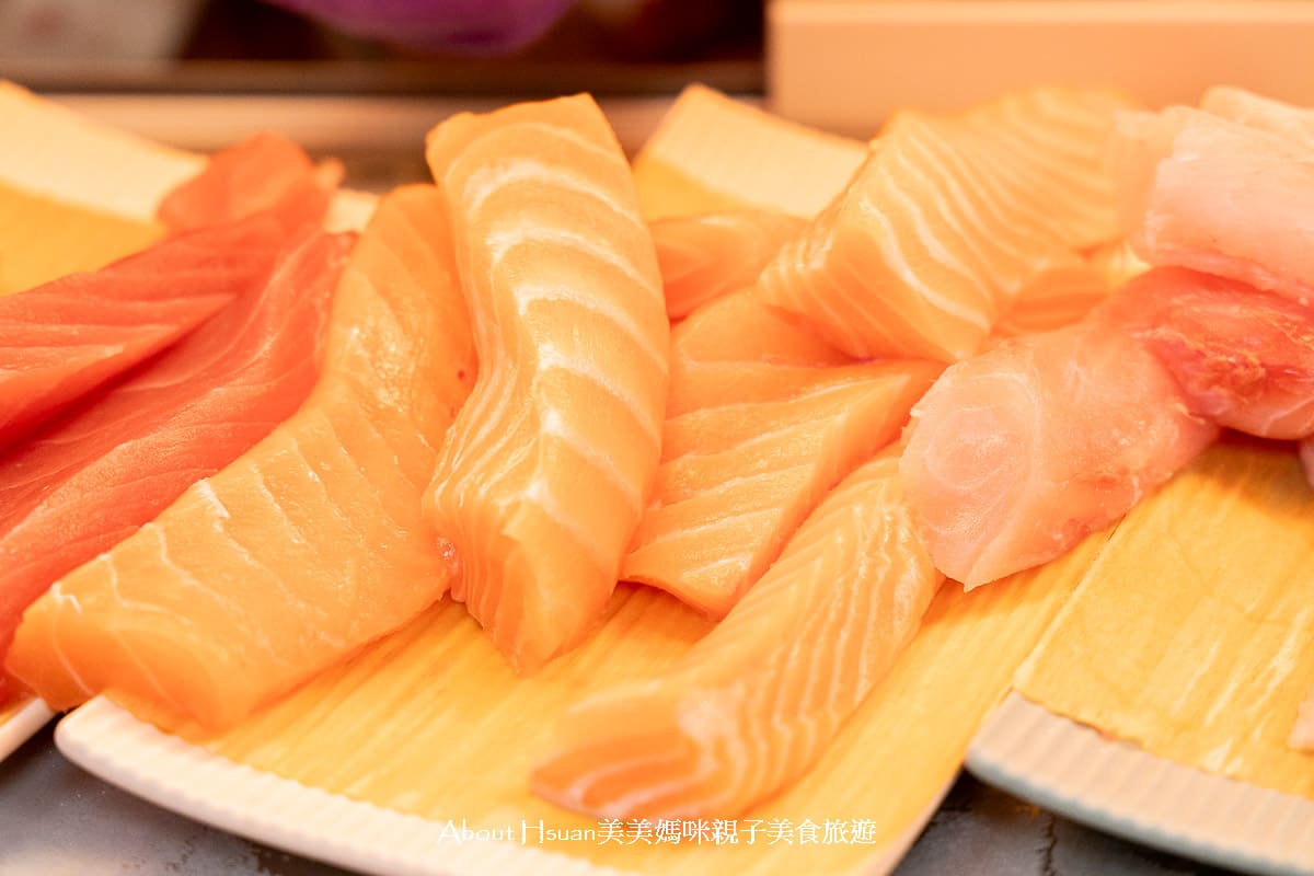 龜吼漁夫市集 買漁獲看海景吃美食一次滿足 高挑韓系質感熱炒座位區 浪漫吃海膽萬里蟹 @About Hsuan美美媽咪親子美食旅遊