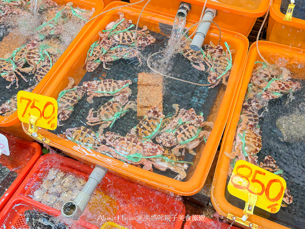 龜吼漁夫市集 買漁獲看海景吃美食一次滿足 高挑韓系質感熱炒座位區 浪漫吃海膽萬里蟹 @About Hsuan美美媽咪親子美食旅遊