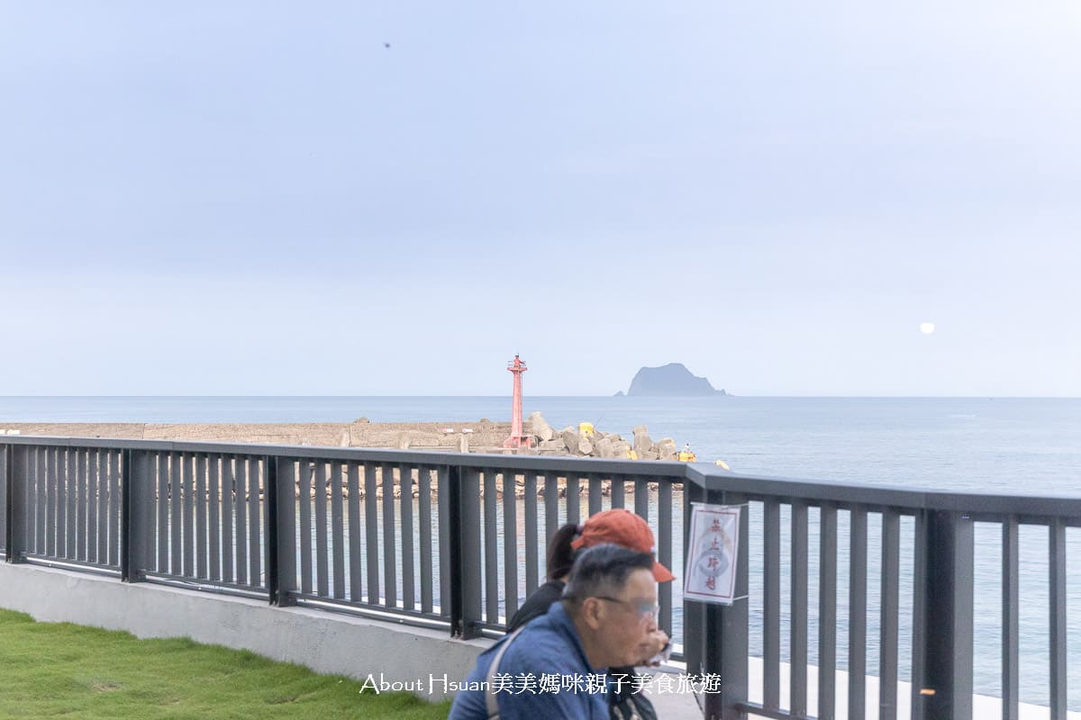 龜吼漁夫市集 買漁獲看海景吃美食一次滿足 高挑韓系質感熱炒座位區 浪漫吃海膽萬里蟹 @About Hsuan美美媽咪親子美食旅遊