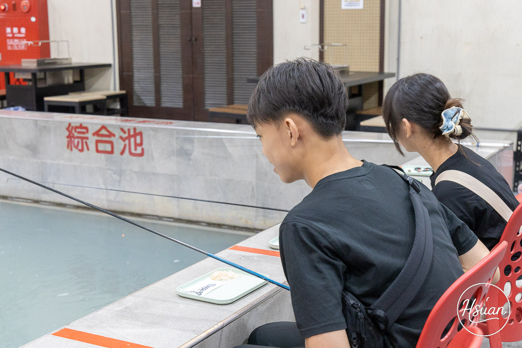 龍潭親子景點 上久釣蝦休閒美食餐廳 龍潭首創自動旋轉烤串機釣蝦場 邊釣蝦邊吃旋轉串串烤與熱炒 完全無菸冷氣環境好舒適 @About Hsuan美美媽咪親子美食旅遊