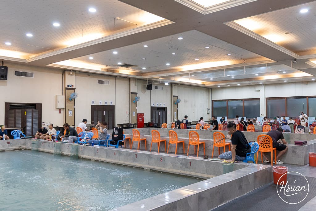 龍潭親子景點 上久釣蝦休閒美食餐廳 龍潭首創自動旋轉烤串機釣蝦場 邊釣蝦邊吃旋轉串串烤與熱炒 完全無菸冷氣環境好舒適 @About Hsuan美美媽咪親子美食旅遊