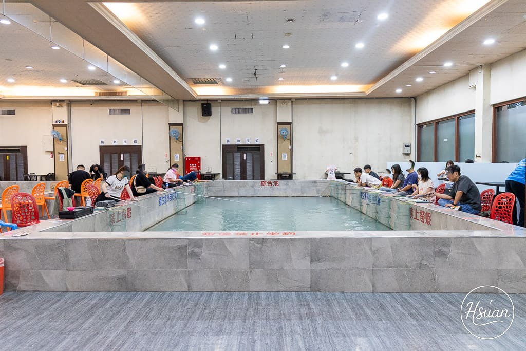 龍潭親子景點 上久釣蝦休閒美食餐廳 龍潭首創自動旋轉烤串機釣蝦場 邊釣蝦邊吃旋轉串串烤與熱炒 完全無菸冷氣環境好舒適 @About Hsuan美美媽咪親子美食旅遊